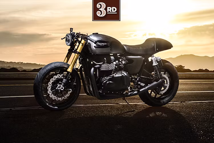 3 - Triumph Bonneville Bullitt: Lại một bản độ Triumph nữa xuất hiện trong danh sách của Pipe Burn, chiếc Triumph Bonneville độ của Patrick Flynn chiếm vị trí thứ 3 nhờ sự cầu kỳ tới từng chi tiết cùng hiệu năng vận hành của superbike với loạt phụ tùng "hàng hiệu".