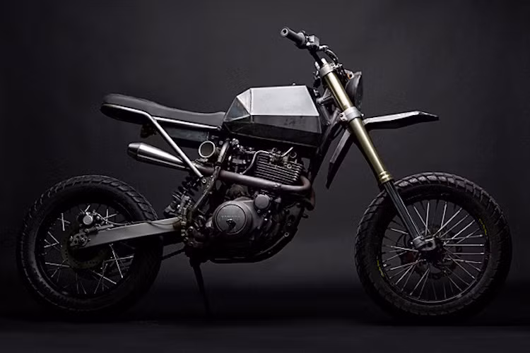 4 - Yamaha XT600 Nick van Woert: Không chỉ đơn giản là một chiếc xe "cào cào" vượt địa hình, chiếc XT600 độ bởi Nick van Woert còn là một tác phẩm nghệ thuật theo phong cách hình khối của danh họa Pablo Picassso.