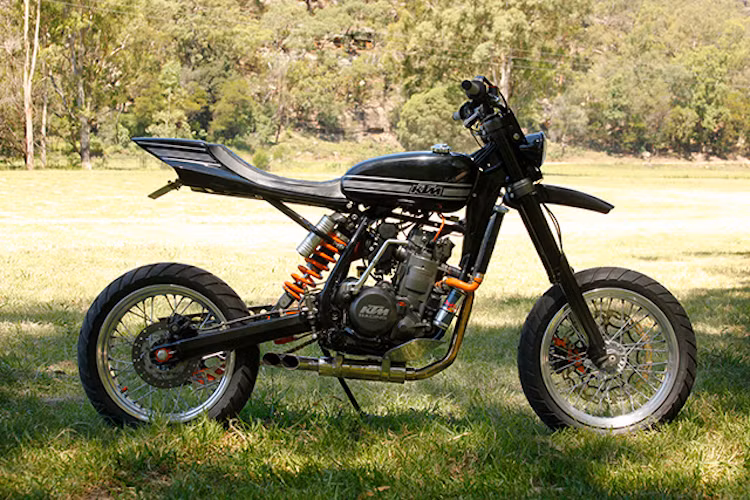 10 - Mẫu xế độ KTM 520 EXC-R "Ol' Keithy": Được tạo ra bởi một người chơi xe có tên Chad Edwards, chiếc môtô KTM 520 EXC-R với tên gọi Ol' Keithy là sự kết hợp của xe đua flat track đường đất trong sân vận động cùng môtô đa địa hình supermotard.