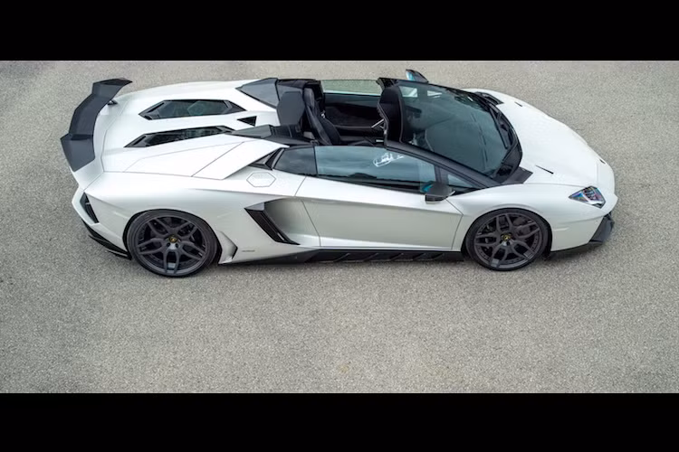 Bên cạnh đó là cánh đuôi bằng sợi carbon phía sau giúp tăng lực nén thân xe ở tốc độ cao.