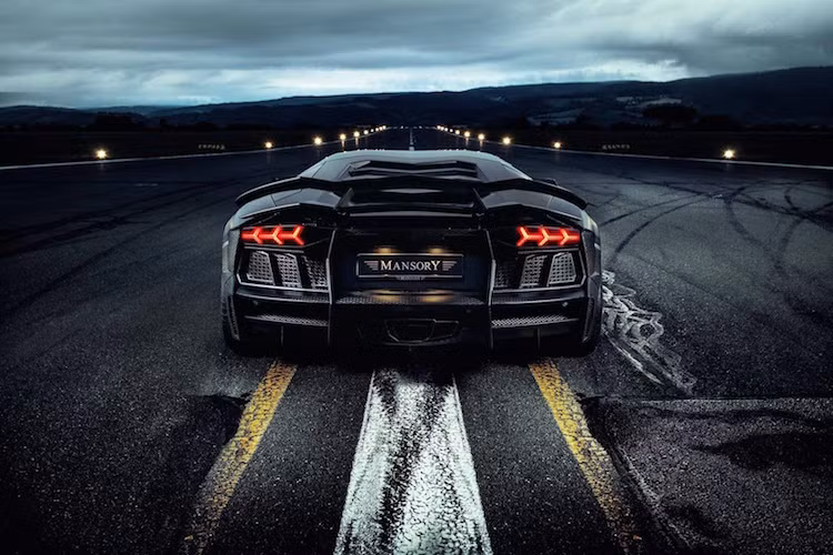 Động cơ V12 của Lamborghini Aventador cũng được "độ" lên tới 1233 mã lực, giúp nó đạt 0-100 km/h trong 2,6 giây và tốc độ tối đa 380 km/h.