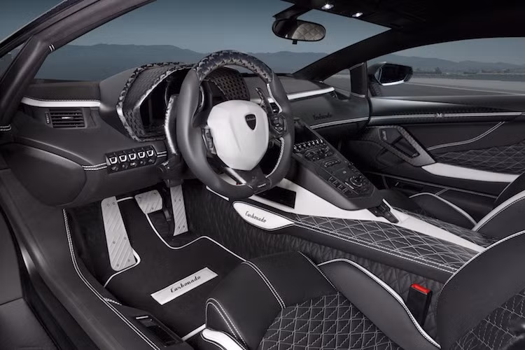  Nội thất của Lamborghini Aventador cũng được ốp đầy vân carbon...