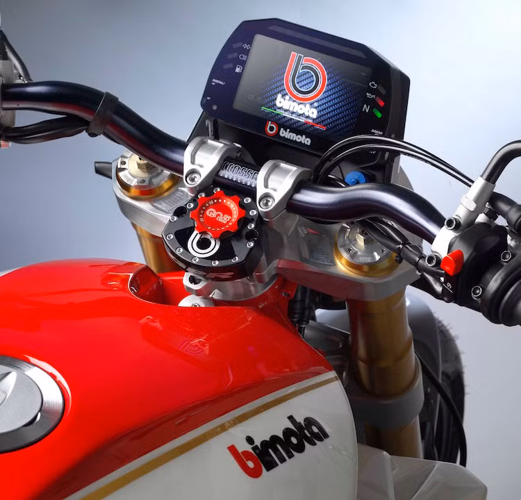 Những món đồ chơi "hàng hiệu" tiếp tục xuất hiện ở trước bình xăng của Impeto bao gồm ghi đông Accossato cùng bảng đồng hồ kiêm với hệ thống quản lý xe do chính Bimota phát triển.