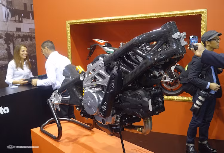 Nằm giữa bộ khung là động cơ Desmodromic L-Twin 1199 cc được cung cấp bởi Ducati và đã từng được trang bị cho chiếc 1199 Panigale trước đây, đem tới công suất 162 mã lực và mô-men xoắn cực đại 130,5 Nm.