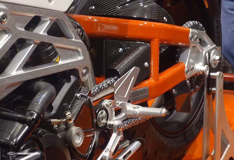 Ngoài động cơ, các trang bị điện tử của xe cũng được chú trọng hơn các thế hệ Bimota trước với hệ thống điều khiển lực kéo, ABS và nhiều chế độ lái khác nhau.