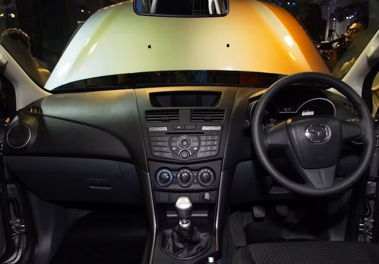 So với phiên bản 2014, nội thất của xe được bổ sung thêm camera lùi, gương phát hiện điểm mù, màn hình giải trí đa chức năng cùng khả năng kết nối với điện thoại qua Bluetooth.