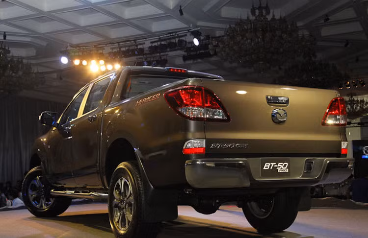 Ngoài ra, đèn hậu cũng có choá mới tối màu hơn so với phiên bản cũ.