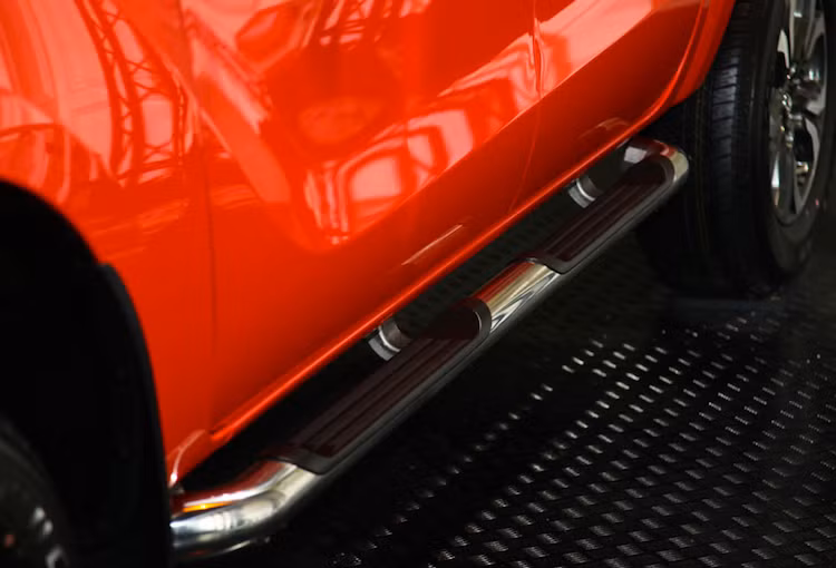 ... Bên cạnh đó là bậc bước chân bằng inox, đem tới cảm giác mạnh mẽ cho ngoại thất của xe.