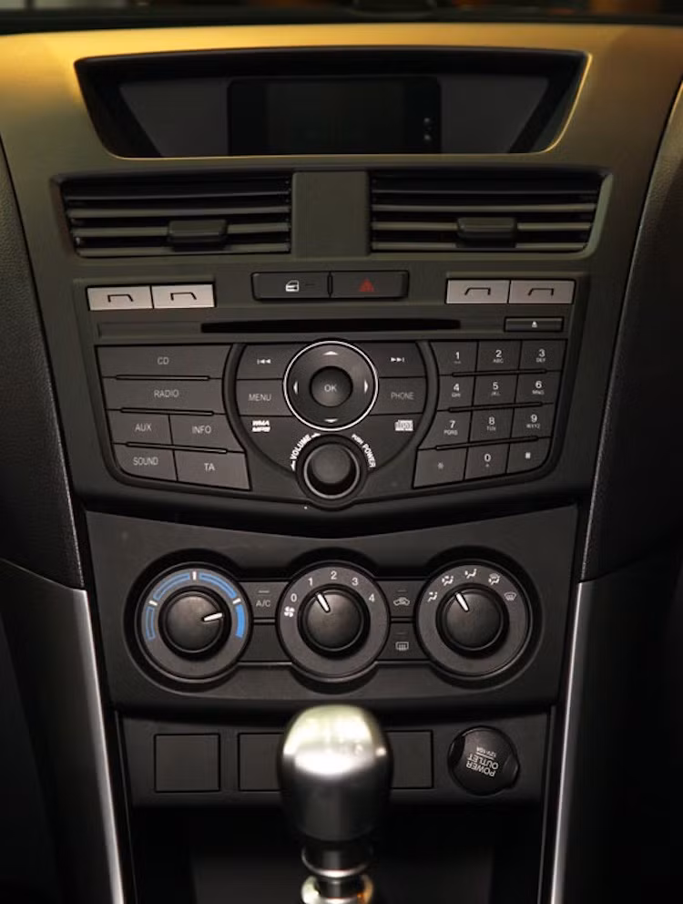 Tương tự với bảng điều khiển trung tâm, khi Mazda vẫn "trung thành" với hàng dãy các nút bấm vật lý thay vì màn hình cảm ứng lớn, khiến việc điều khiển các tính năng của xe trở nên "rối rắm" hơn.