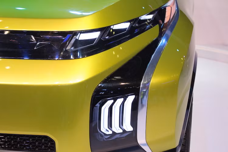 Bản thân các đèn chiếu sáng trước của Concept AR cũng có vẻ ngoài cực "cool" với công nghệ chiếu sáng LED độc đáo. Và do đã xuất hiện từ năm 2013, chiếc xe đã hơi "đi trước" trào lưu này.