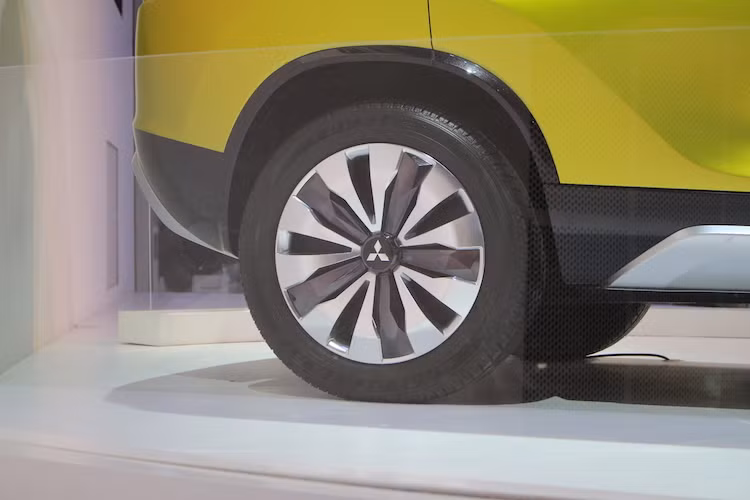 ... Đồng thời lại có lốp "béo" và giảm xóc cao như những dòng SUV bình thường.