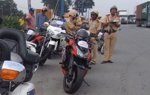 CSGT xử phạt xe PKL.