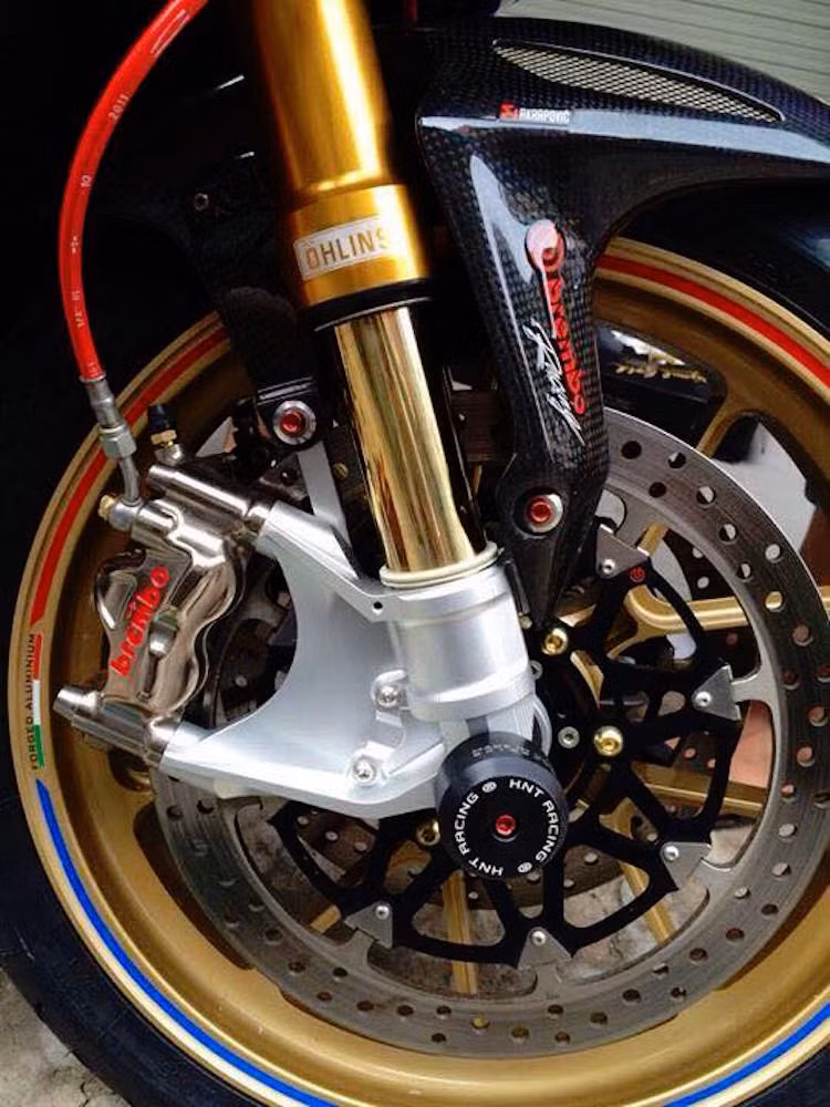 Ở phía trước, xe được trang bị bộ phuộc Ohlins USD, heo phanh Brembo GP4RX kèm đĩa, dây dầu Frentubo và dè trước sợi carbon.