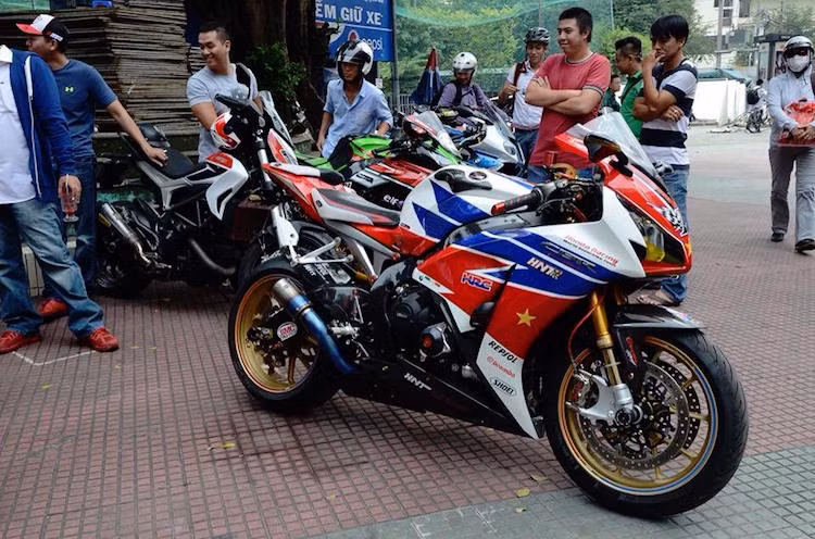 Chiếc Honda CBR1000RR được biker Nha Trang "lên đồ" được sản xuất vào năm 2012, vốn đã thuộc phiên bản cao cấp nhất FireBlade SP.