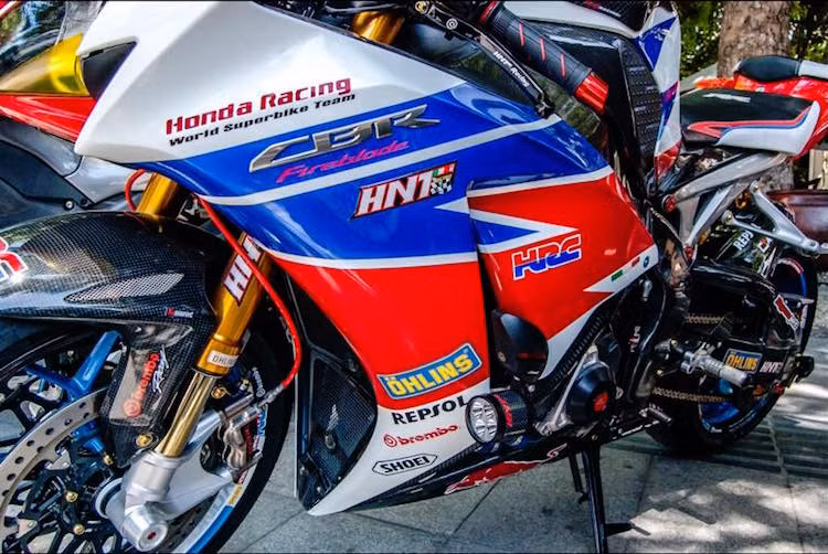 Hai bên thân xe được gắn thêm cặp chống đổ T-Red, LED L4, bảo vệ lốc máy Agras Japan, ốp lốc máy GBracing, chắn két nước, bộ số gảy Rizoma.