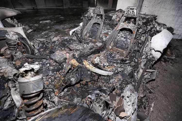 Chỉ còn những chi tiết kim loại như chassis, khung ghế, giảm xóc... còn "trụ" lại được trước nhiệt độ.