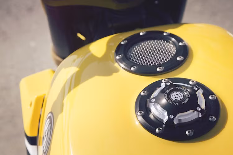 Nhiều chi tiết của xe được Roland sử dụng trực tiếp từ các phụ kiện độ bán sẵn của anh, chẳng hạn như nắp bình xăng.