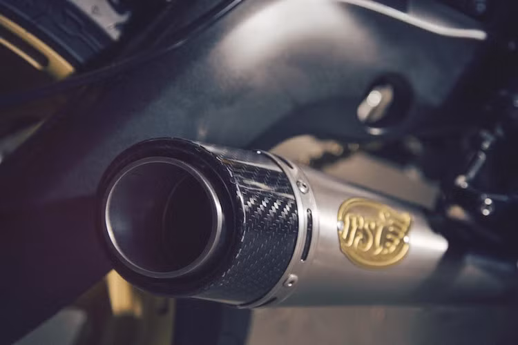 Ống xả Slant cũng là một chi tiết được chế tạo sẵn của Roland. Đồng thời, anh còn "nhờ cậy" tới một số tên tuổi khác trong làng xe khi độ MT-09 thành Faster Wasp, chẳng hạn như tay lái lấy từ Renthal hay phuộc do Ohlins cung cấp.