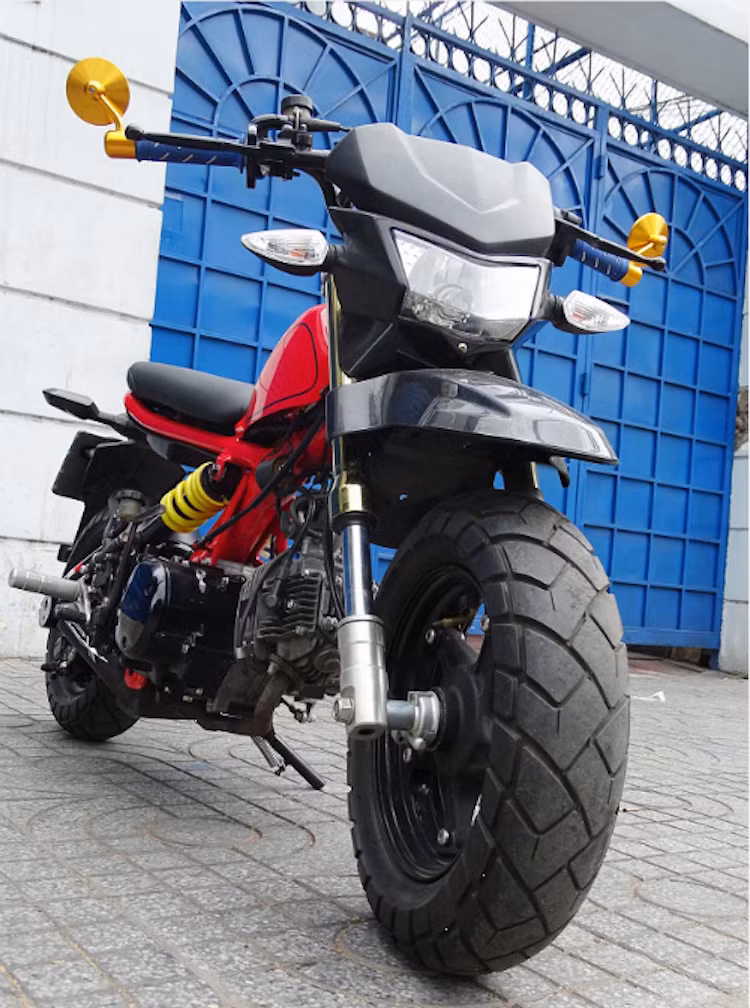 Xe được trang bị cặp vành từ một mẫu xe tay ga cũ với lốp gai lớn, kèm theo phuộc USD, chắn bùn trước cao, nhọn và đèn pha độ để tạo nên dáng tương tự mẫu xe "đa năng" từ Ducati.