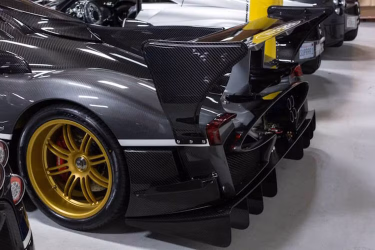 Về cơ bản, Zonda Revolucion là phiên bản được phép lưu hành ngoài phố của chiếc xe "chạy sân" Zonda R, được trang bị động cơ 6.0l V12 Mercedes-AMG nạp khí tự nhiên 800 mã lực/730 Nm.