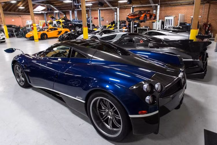 Ngoài ra, Huracan cũng là một "kỳ quan" về mặt công nghệ và vật liệu, khi được tích hợp các hệ thống hiện đại cùng lớp vỏ làm hoàn toàn từ sợi carbon.