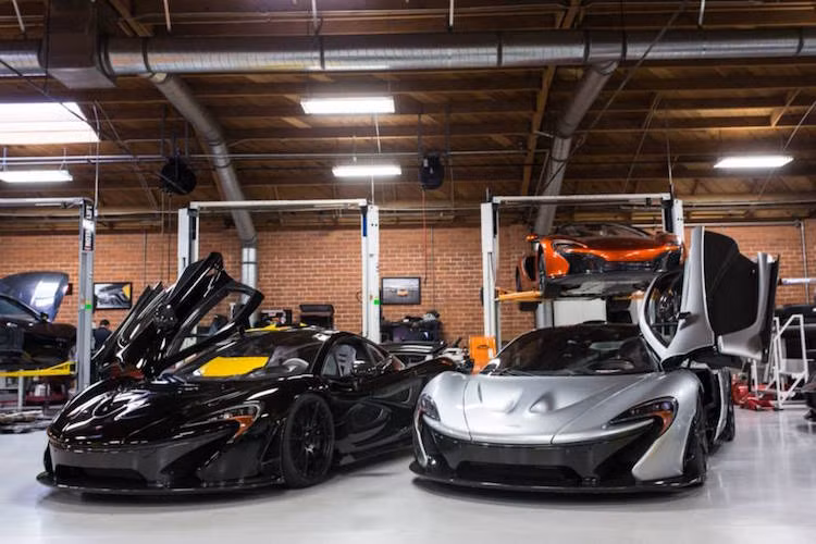 Nằm giữa một "đàn" Pagani, nhưng những chiếc McLaren P1 vẫn có sức hút riêng.