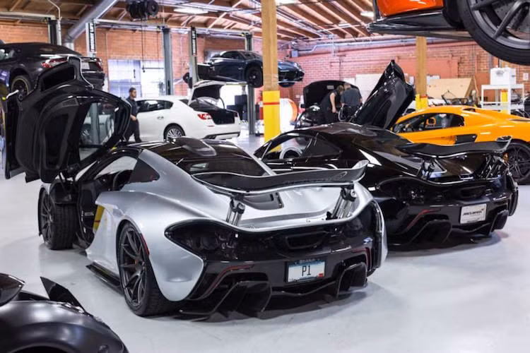 Chỉ 350 chiếc McLaren P1 ra đời với giá bán mỗi chiếc 1,31 triệu USD (tương đương 28,57 tỷ đồng).