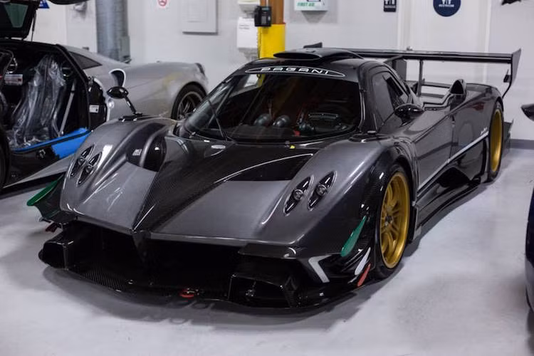 Ngoài Huayra, sự xuất hiện của phiên bản Zonda Revolucion "siêu độc" cũng đã gây hứng thú với người yêu xe.