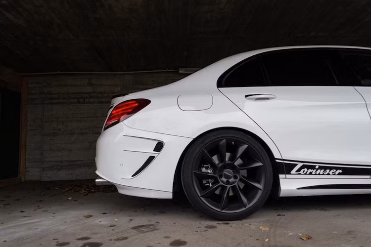 Cản sau cũng được thay mới, với các "mang" thoát nhiệt cho hệ thống phanh ở hai bên thân xe.