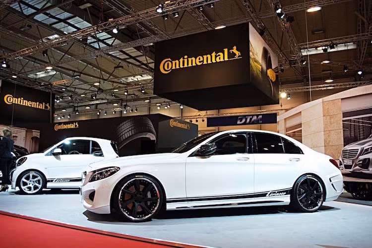 Với động cơ mạnh mẽ hơn, C450 AMG phiên bản độ của Lorinser có thời gian tăng tốc từ 0-100 km/h giảm đi 0,3 giây so với xe zin.