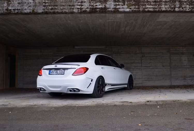 Đặc biệt, gói nâng cấp này có giá chỉ 1541 Euro (tương đương 37 triệu đồng), nhưng nó xứng đáng hơn nhiều so với bộ bodykit xấu xí nhưng có giá lên tới 7985 Euro của xe (tương đương 196 triệu đồng).