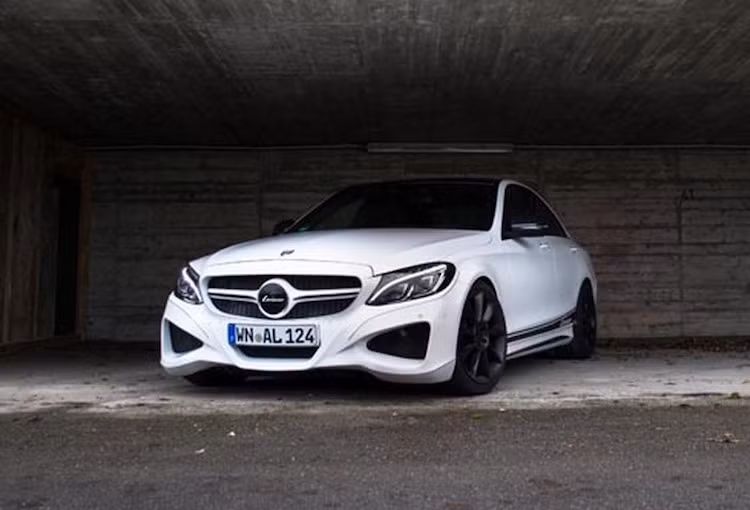 Là "cầu nối" giữa các phiên bản C-Class thông thường với chiếc C63 AMG dũng mãnh, Mercedes C450 AMG cũng đồng thời là mẫu xe đầu tiên được trang bị động cơ V6 tăng áp của hãng xe sang Đức.