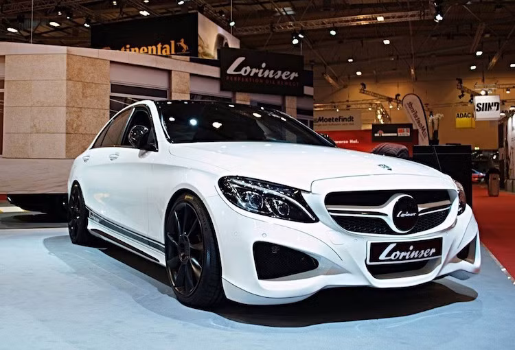 Cũng giống như các hãng độ khác, Lorinser bắt đầu với việc độ lại "dàn ngoài" của xe. Tuy nhiên lần này, bộ bodykit của hãng được đánh giá là có cản trước rất xấu do sở hữu hình thù kỳ quái.