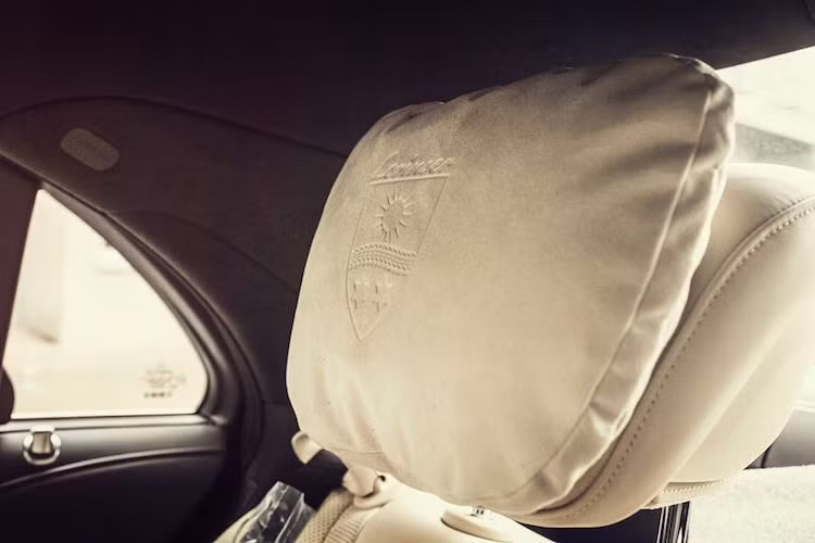 Bên trong nội thất của C450 AMG chỉ được trang bị thêm các gối tựa đầu có thể tháo rời mang logo Lorinser.