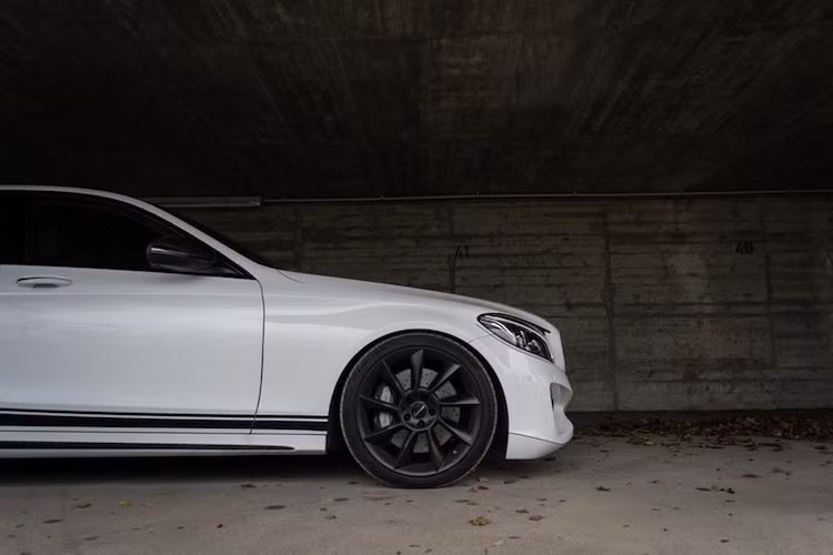 Cả 4 bánh xe đều đã được Lorinser thay bộ vành đặc trưng của hãng với thiết kế 9 cánh quạt và đường kính 19 inch. Kèm theo mâm mới, hãng cũng đã độ lại hệ thống treo trên xe.