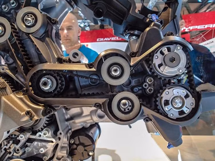 Đối với những người có tìm hiểu về xe ôtô, DVT là một công nghệ quen thuộc khi đã từng xuất hiện trên các dòng xe Volkswagen hay Audi - hãng mẹ của Ducati dưới tên gọi VVT.