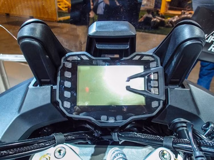 Điểm độc đáo của Multistrada mới đó là chiếc xe được trang bị hệ thống máy tính điều khiển DMS được tích hợp vào bảng đồng hồ, giúp "kết nối" biker và internet.