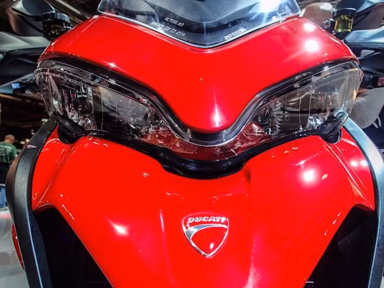 Trên phiên bản S, đèn pha của xe sẽ có thiết kế khác với 6 bóng led để hỗ trợ hệ thống Ducati Cornering Lights (DCL), có khả năng điều chỉnh chùm sáng theo góc cua.