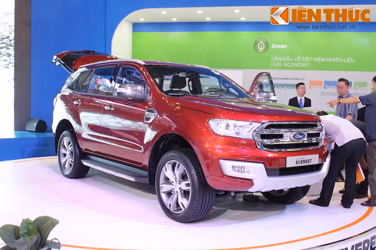 Phải tới Q1/2016, Ford mới chính thức bán Everest thế hệ mới ở Việt Nam. Giá dự đoán của chiếc xe là hơn 1 tỷ đồng.