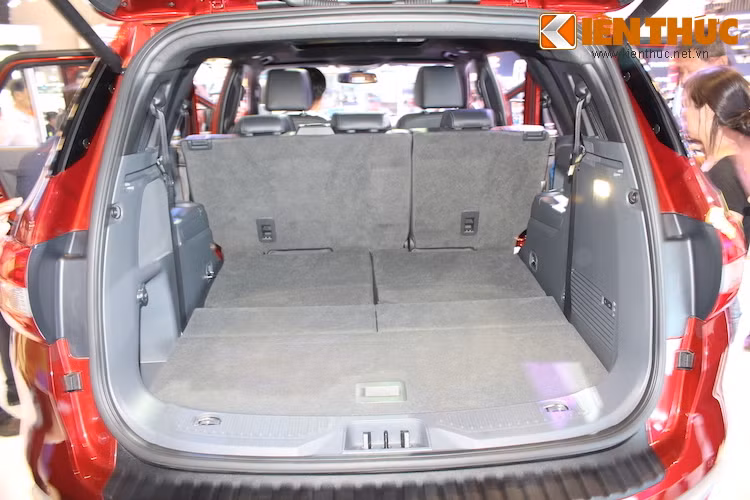 Một điểm bất ngờ khác mà Ford đã trang bị cho Everest đó là nút bấm gập/mở hàng ghế thứ 3 được đặt ở bên thành khoang hành lý, khiến người dùng không còn phải vất vả chỉnh hàng ghế này bằng tay.