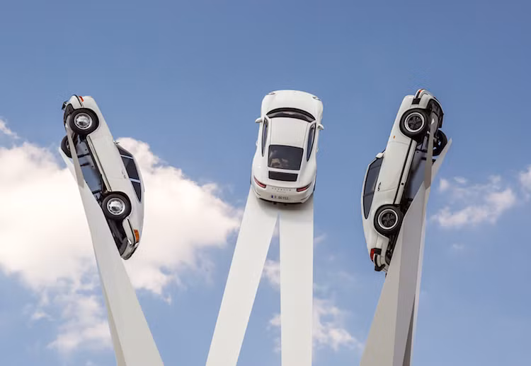 Tác phẩm mang tên "Nguồn cảm hứng Porsche 911" gồm có 3 cột cao 24 m được đan xen với nhau, công trình này được tạo ra nhằm tôn vinh lịch sử của dòng xe 911.