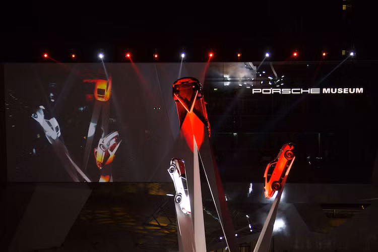 Hiệu ứng ánh sáng ấn tượng đã làm bật lên thiết kế đặc biệt của tác phẩm có một không hai này. Cuối chương trình là màn trình diễn ngoạn mục của tất cả các dòng xe hiện hành của Porsche.