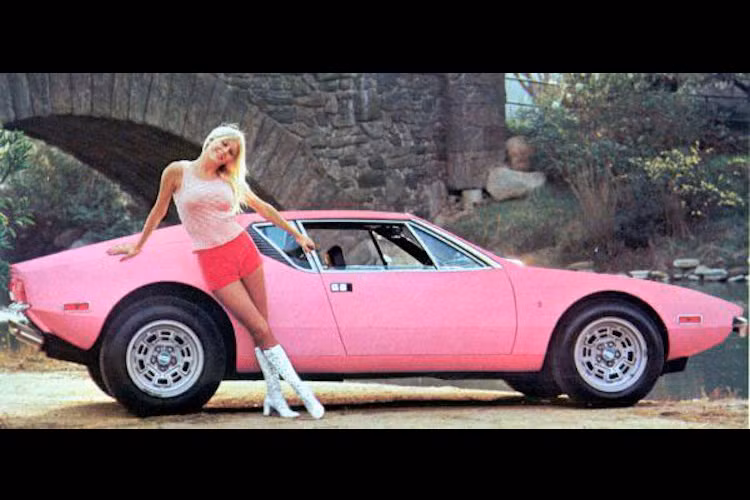 Chiếc siêu xe DeTomaso Pantera đời 1972 bên cạnh người mẫu Liv Lindeland.