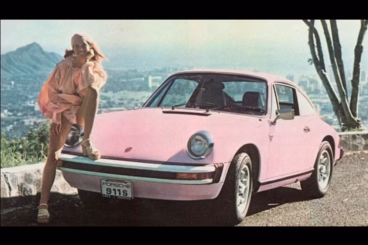 Kể từ khi thành lập tới nay, tạp chí Playboy đã 7 lần được Porsche tặng xe. Và truyền thống này đã được bắt đầu từ năm 1975 với Marilyn Lange và chiếc Porsche 911S.