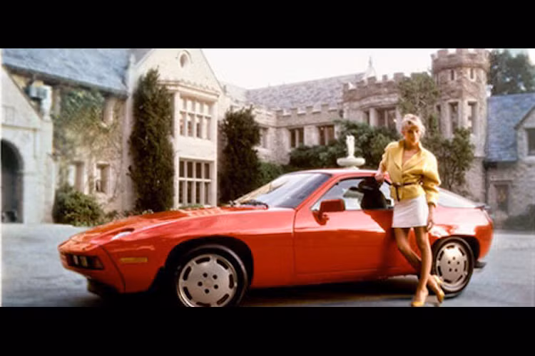 Dù bị những fan Porsche chân chính "khinh bỉ" do đã suýt thay thế dòng 911 huyền thoại, nhưng chiếc 928 đời 1983 trông vẫn rất hấp dẫn bên siêu mẫu Marianne Gravatte.