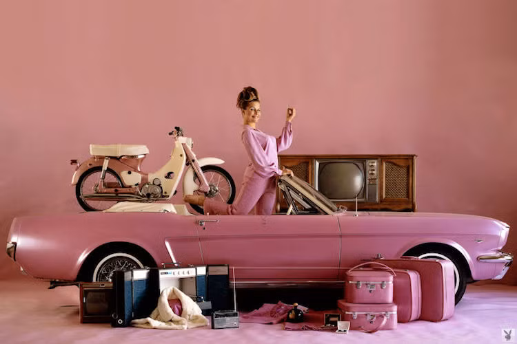 Năm 1964, người đẹp Donna Michelle đã trở thành siêu mẫu Playboy đầu tiên được tặng xe Ford. Sau bộ ảnh chụp cùng Honda Cub và chiếc Ford Mustang mui trần màu hồng cá tính.