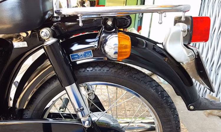 Cụm đèn hậu có thiết kế cổ điển và gắn trên dè sau. Yamaha YB90 cũng chỉ có giá để hàng phía sau do luật của Nhật không cho phép đèo người ngồi sau trên các dòng xe phân khối nhỏ.