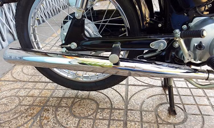 Dù là một mẫu xe 2 kỳ nhưng pô của YB90 có thiết kế thẳng, ẩn giấu "bụng bầu" đặc trưng ở bên trong lớp vỏ sáng bóng.