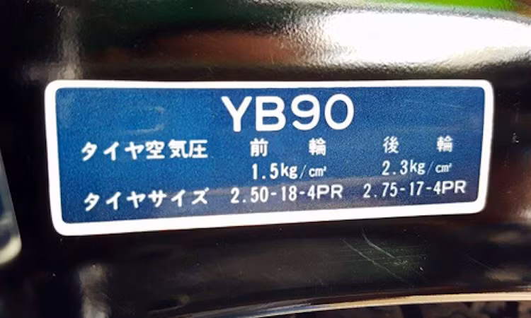 Tem thông và số lốp vẫn còn mới nguyên như vừa đập hộp.