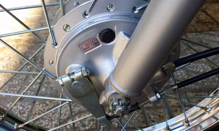 Không như các đối thủ, vành trước của YB90 có kích thước lên tới 18 inch như những chiếc xe lớn hơn.